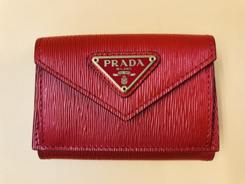 3つ折り財布のPRADA