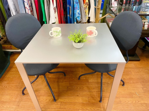 家具のテーブル