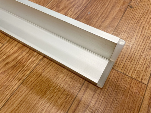 アルミ素材のダイニングテーブル