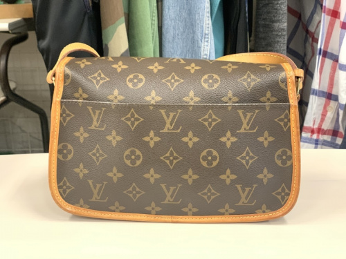 LOUIS VUITTONのショルダーバッグ