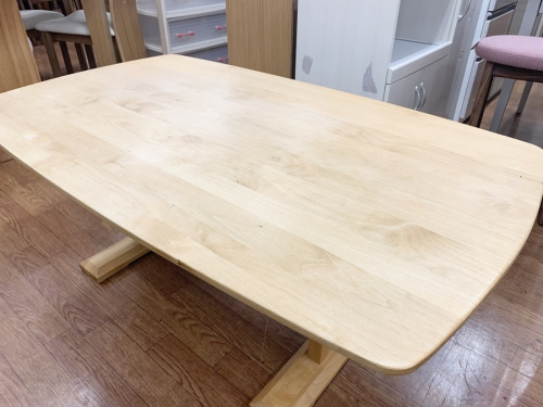 家具のダイニングテーブル