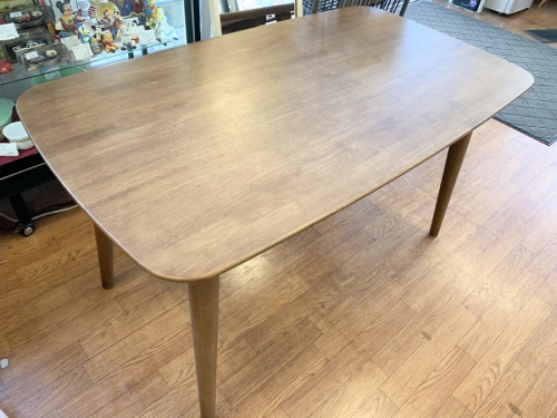 ニトリのダイニングテーブル