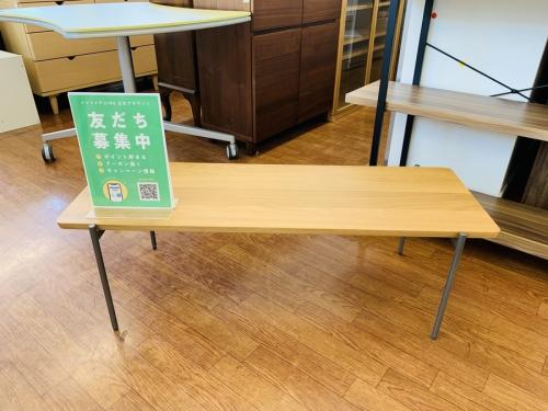 家具のテーブル