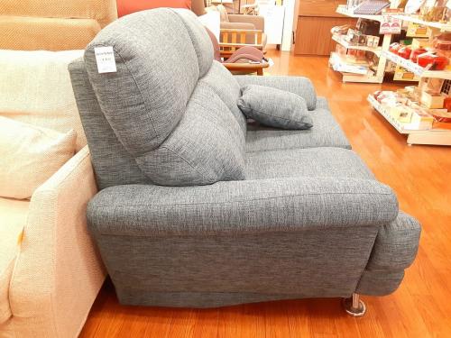 ニトリの2人用布張りソファ