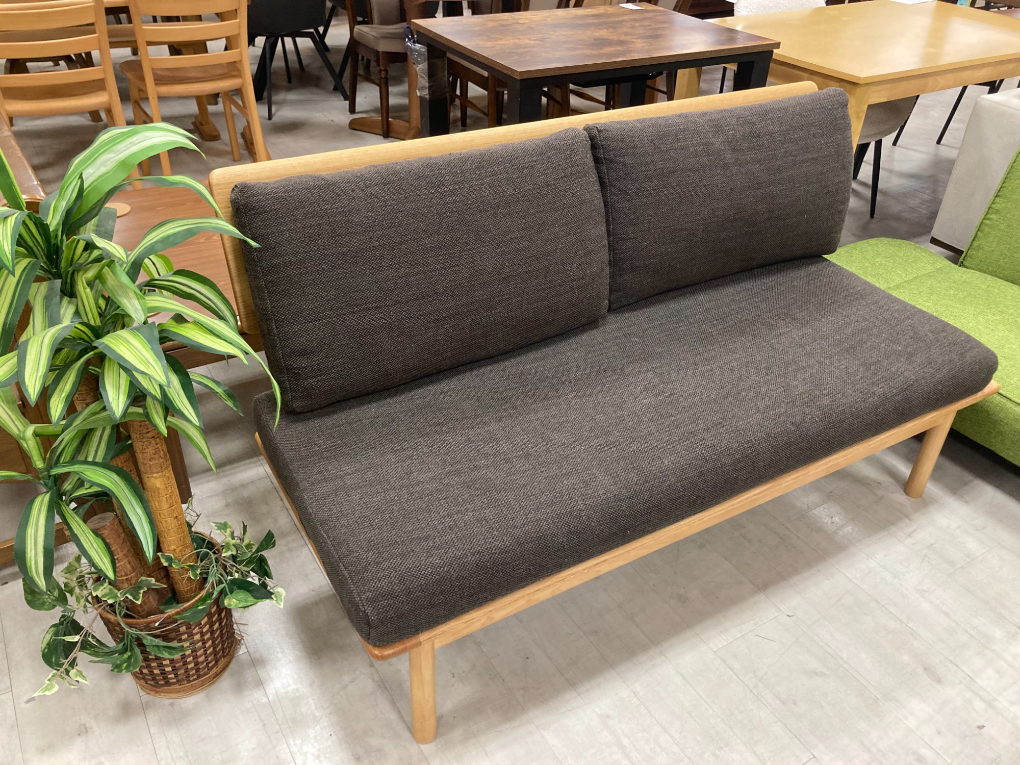 ニトリの２人掛けソファ（ブラウン×ブラック）です。【トレファク東大阪店】 家具を買い替えるならトレファクへ】ニトリの2人掛けソファーをご紹介