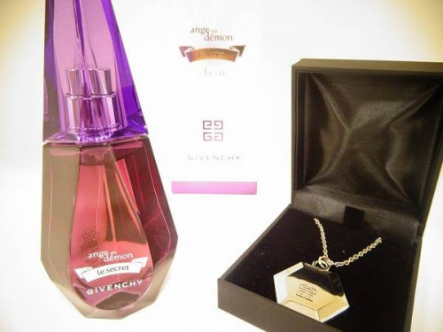 香水のGIVENCHY