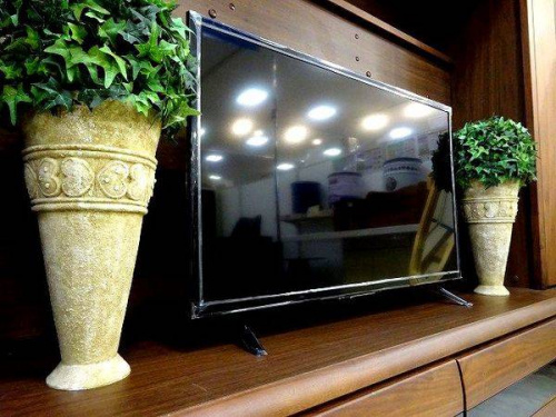 未使用品の液晶テレビ