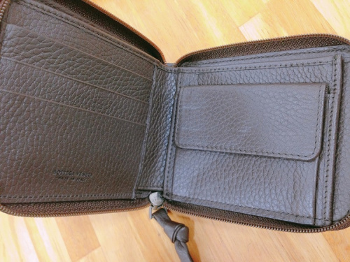 コンパクトファスナー財布のBOTTEGA VENETA