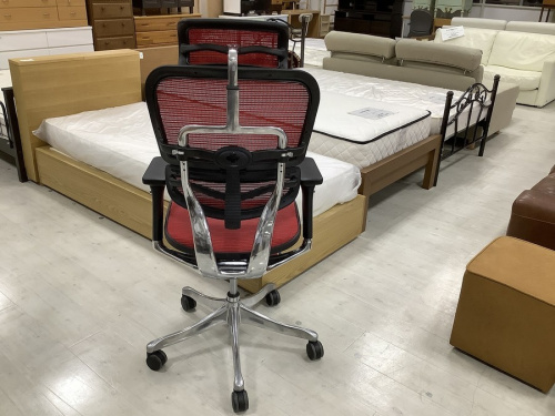 フッドレストのワークチェアー