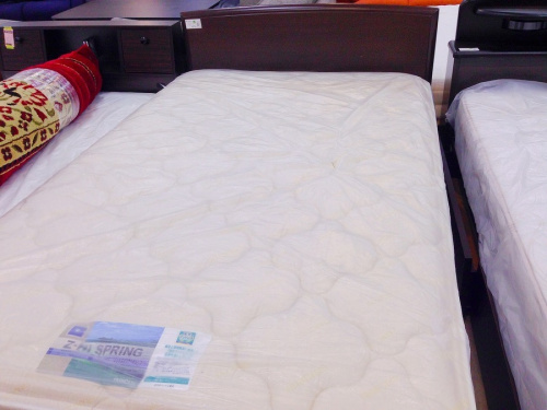 ベッドのクイーンベッド