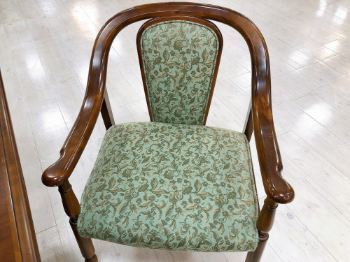 中古家具のダイニングテーブル