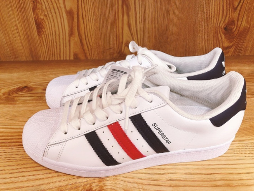 アディダスのスニーカー