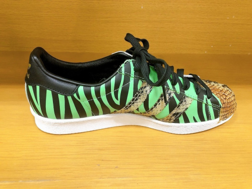 adidasのアディダス