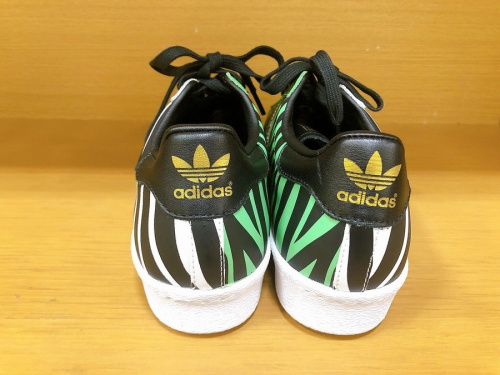 アディダス