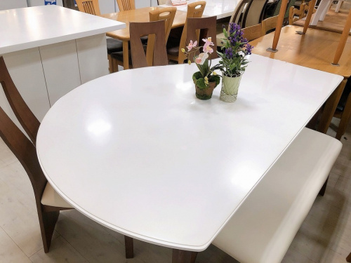 家具のテーブル