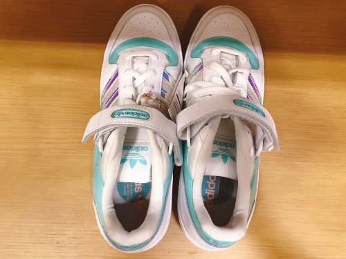 スニーカーのadidas