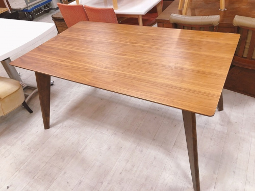 ダイニングセットのダイニングテーブル