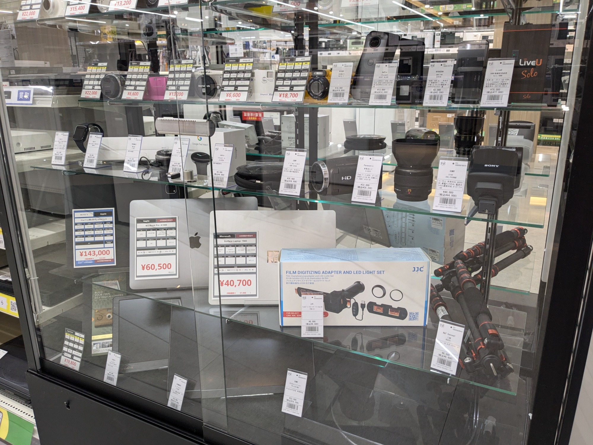 【トレファクピエリ守山店】【取りに来られる方限定】 TEKNOS カーボンヒーター  2022 年製 新店オープン】トレジャーファクトリー ピエリ守山店 4月30日(水)10