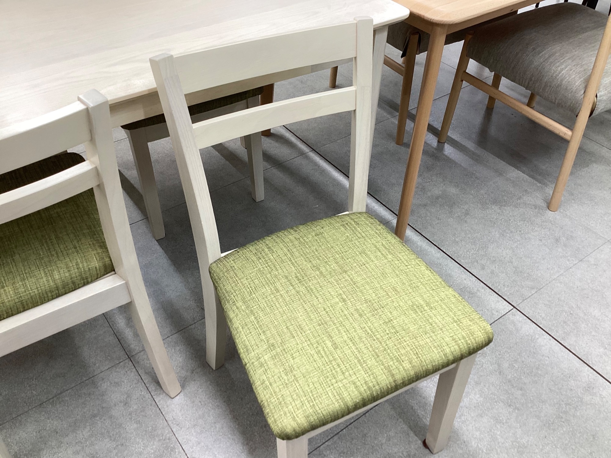 【トレファクピエリ守山店】【取りに来られる方限定】ダイニング5点セット　アウトレット品 アウトレット品】ダイニング5点セット(棚付き＋ハワ－ド付き）のご紹介