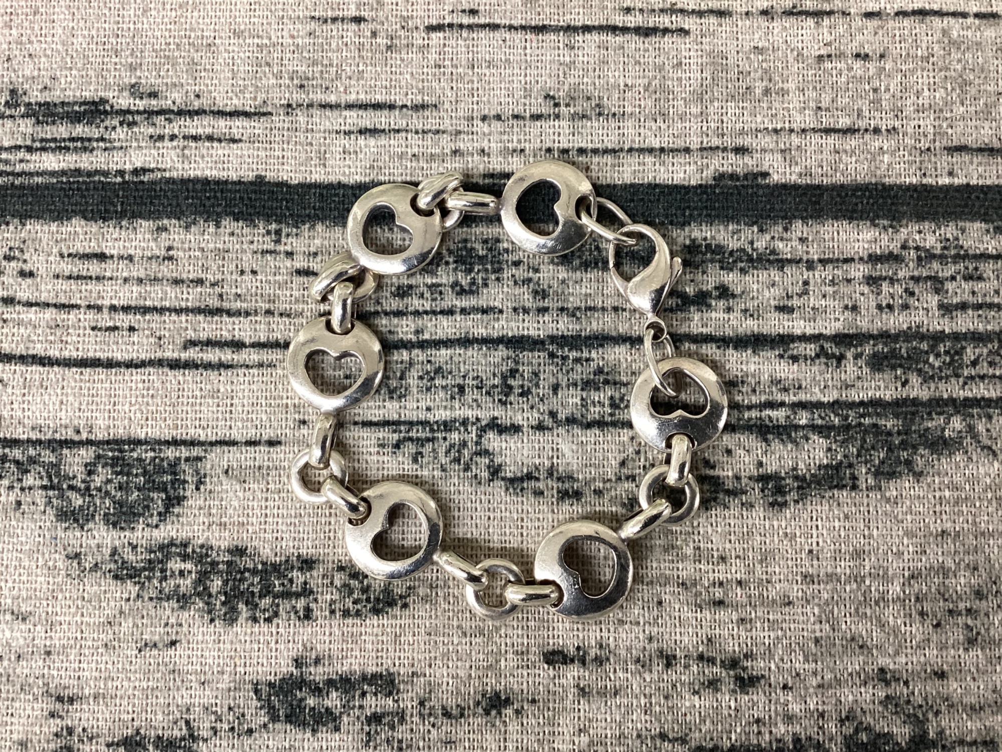 Tiffany ピアスドハート ブレスレット　SV925 ヴィンテージ Tiffany & Co. / ティファニー】ピアスドハート ブレスレット｜手元を