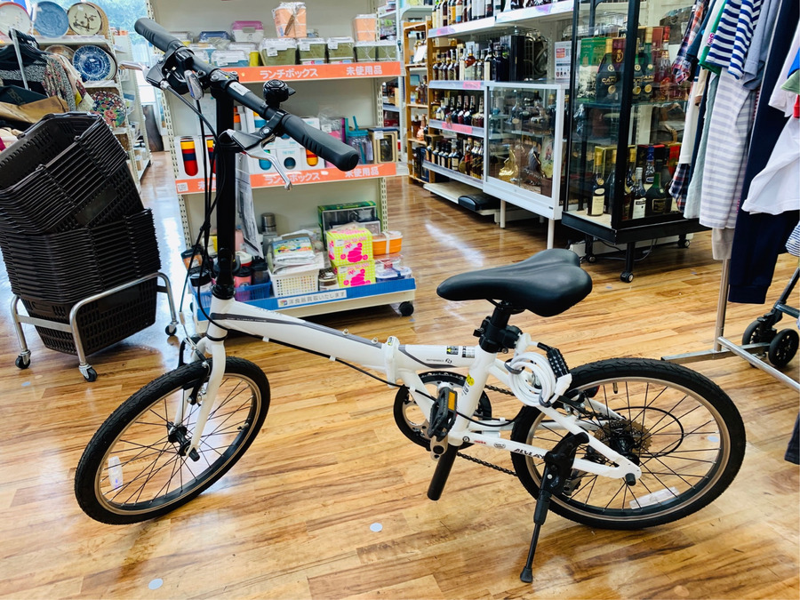 【リサイクルショップどりーむ鹿大前店】No1085　折りたたみ自転車　白色　6段ギア付き　ベル付き　超美品　早い物勝ち リサイクルショップどりーむ鹿大前店】No1085 折りたたみ自転車 白色 6