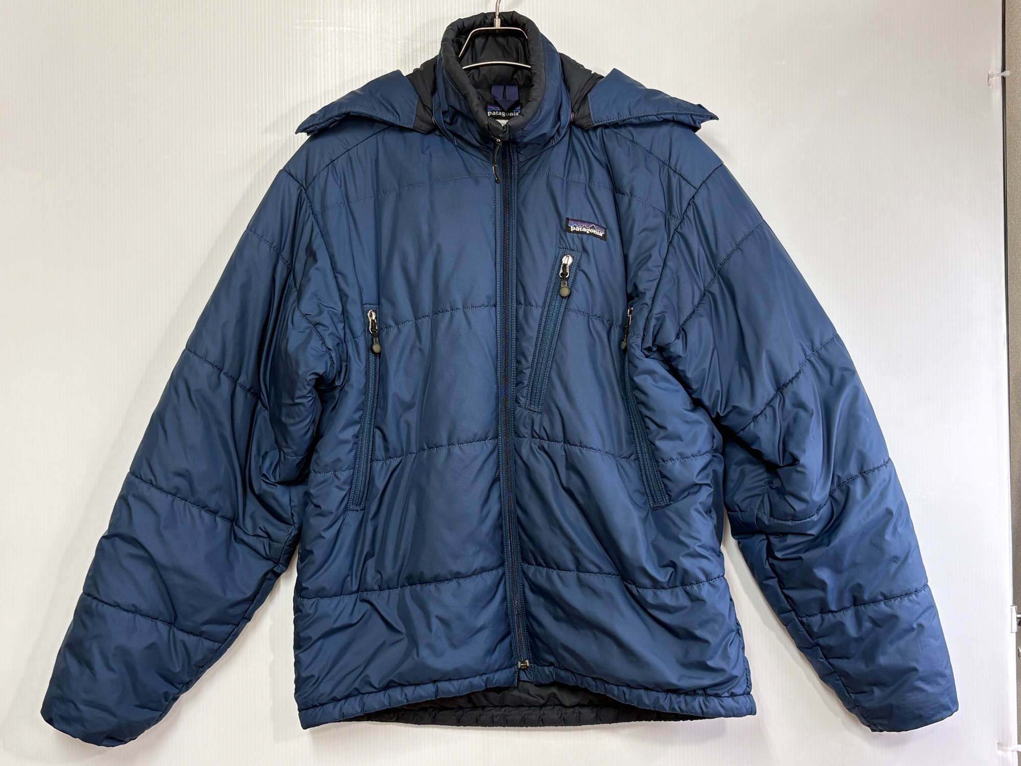 Patagonia ハイパーパフフーディージャケット　ネイビー　M 収納袋あり Patagonia ハイパーパフフーディージャケットネイビーM 収納袋あり