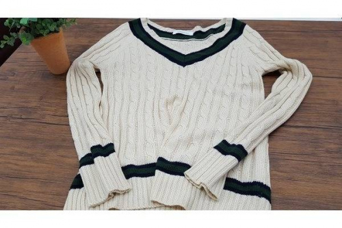 Vネックニットの松戸店