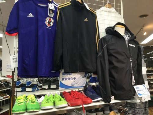アディダス(adidas)のナイキ(NIKE)