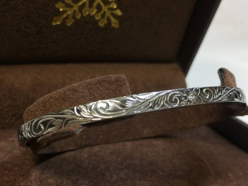 アクセサリーのバングル