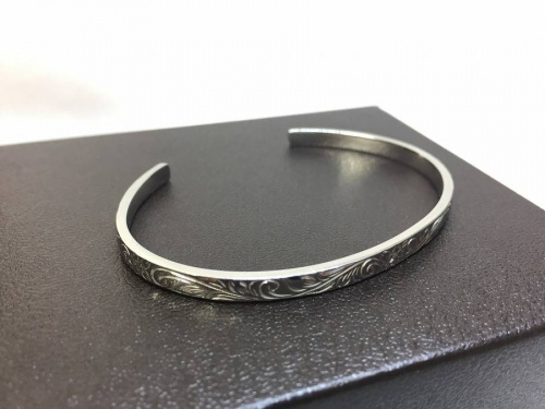 バングルのハワイアンジュエリー