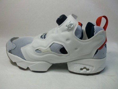 スニーカーのREEBOK