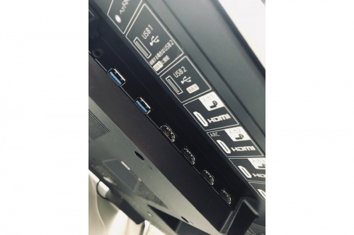 エッジ型の4K液晶テレビ