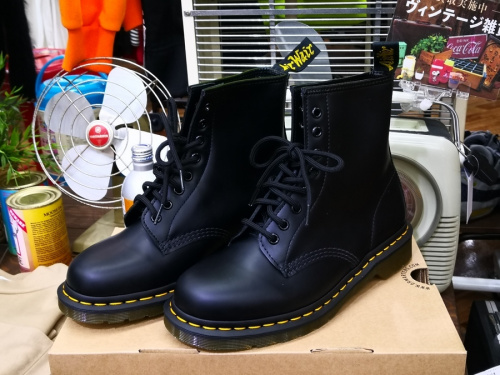 メンズファッションの８ホールブーツ