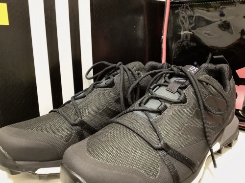 アウトドア用品のトレッキングシューズ