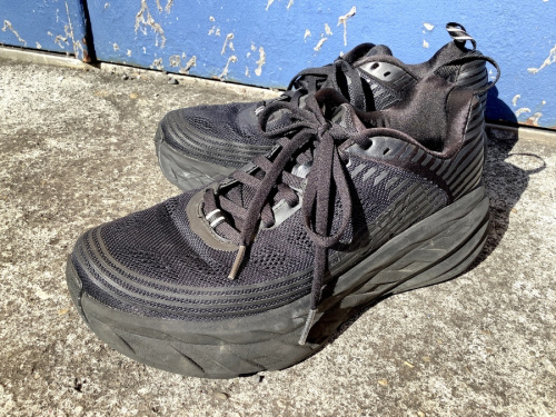 スニーカーのHOKAONEONE