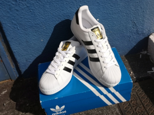 スニーカーのadidas