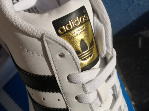 adidasのアディダス