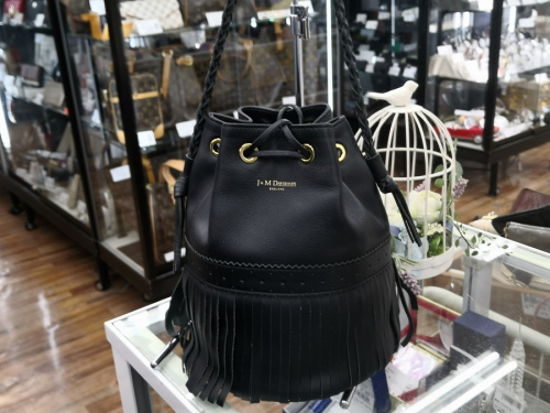 レディースファッションの巾着ショルダーバッグ