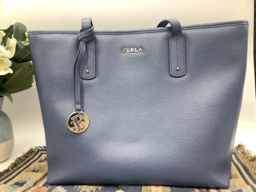 バッグのFURLA