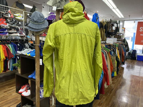 ジャケットのナイロンパーカー