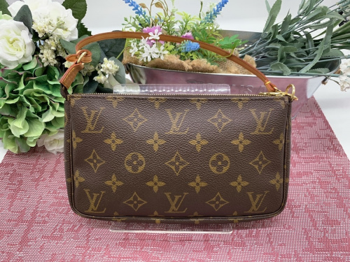 LOUIS VUITTONのポーチ