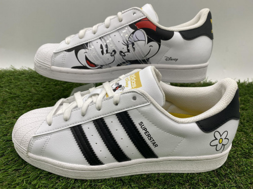 スニーカー　レディースのadidas　アディダス