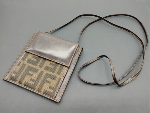 ブランドのショルダーウォレット