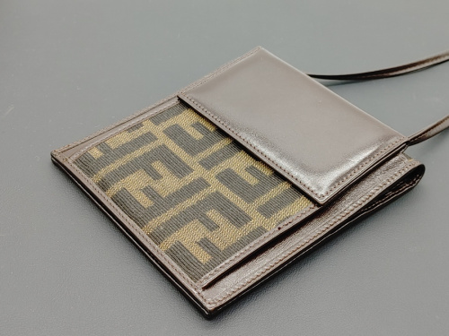ショルダーウォレットのFENDI