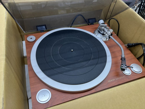 DEMONのレコードプレーヤー