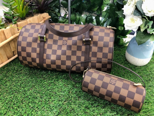 レディースファッションのカジュアルバッグ