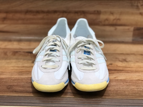 スニーカーのadidas
