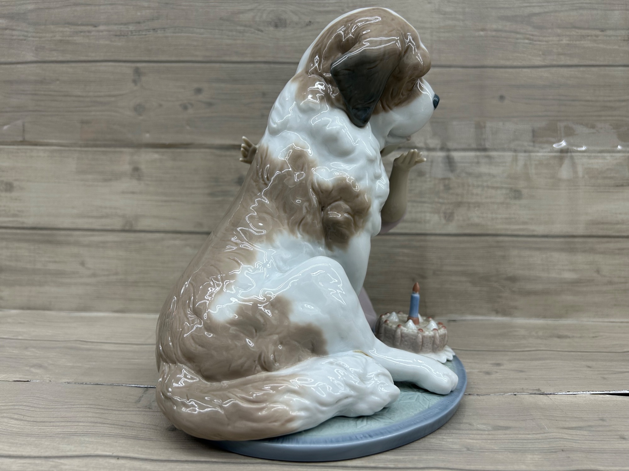 カレッピー！LLADRO リヤドロ「むじゃきなビーグル犬」 可愛いパイロット | リヤドロ公式オンライン