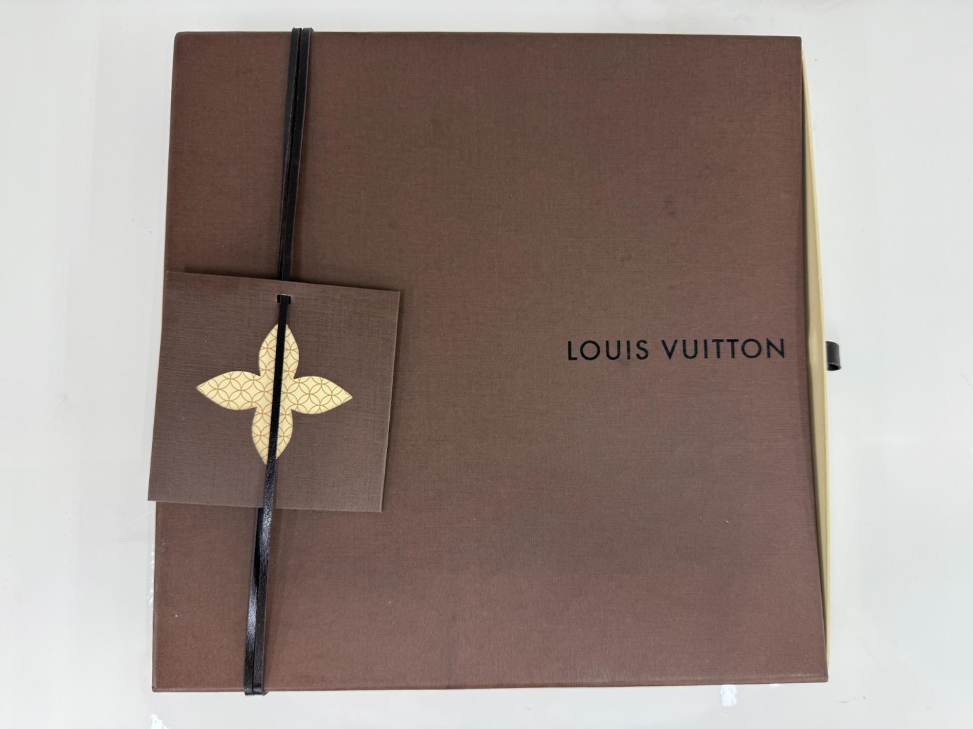 ルイヴィトンノベルティーマフラー ルイ ヴィトン LOUIS VUITTON エシャルプ ロゴマニア シャイン