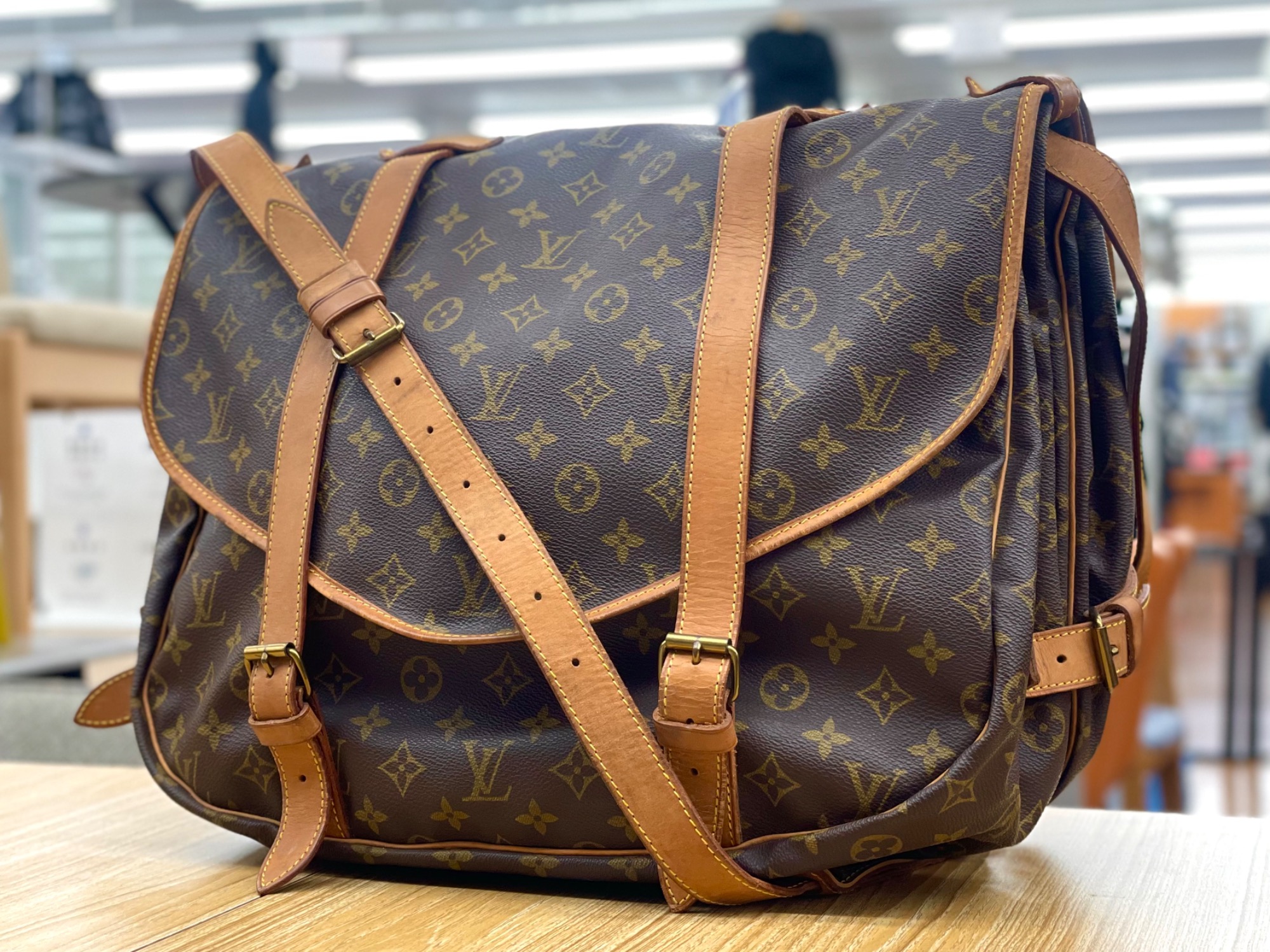 LOUIS VUITTON (ルイヴィトン) ショルダーバッグ ソミュール43